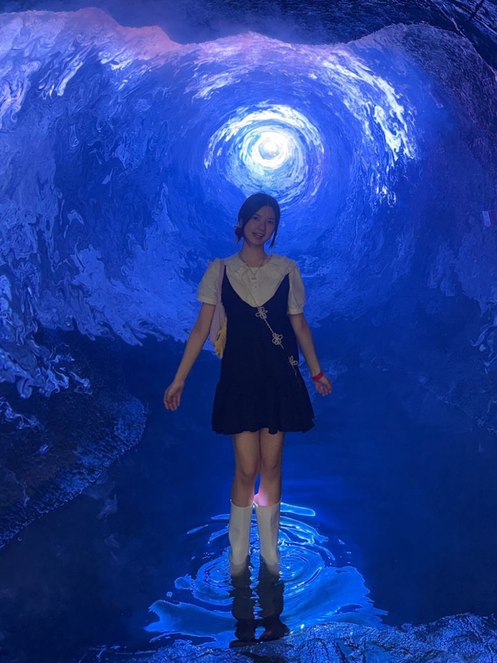 Beaker standing in a blue light installation